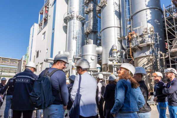 Ein Blick hinter die Werktore in die Produktionsanlagen (Quelle: Wacker Chemie) Ein Blick hinter die Werktore in die Produktionsanlagen (Quelle: Wacker Chemie)