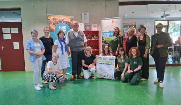Sie laden alle Interessierten herzlich zur Teilnahme an den diesjährigen Fairen Wochen ein (v.l.): Evi Müller-Lundt (Schriftführerin FairHandeln e.V.), 3. Bürgermeister Stefan Angstl, Christl Landsberger und Gaby Kammergruber (FairHandeln e.V.), 2. Bürgermeister Norbert Stranzinger, Birgit Reineke-Reiprich (Vorsitzende des FairHandeln e.V.), Christine Auberger (Projektkoordinatorin Fairtrade-Stadt Burghausen), (kniend) die neuen FÖJlerinnen Lena Tettenborn und Lena Reinheckel, (stehend) Barbara Weiß (stv. Geschäftsführung vhs Burghausen-Burgkirchen), Alexandra Lamprecht (Leitung Wöhler Kinderhaus), Nadja Schubert (stv. Leitung Wöhler Kinderhaus) sowie Maximilian Weiß (stv. Leitung Kindergarten St. Konrad). Fotocredit: Stadt Burghausen/tg
