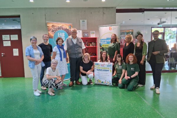 Sie laden alle Interessierten herzlich zur Teilnahme an den diesjährigen Fairen Wochen ein (v.l.): Evi Müller-Lundt (Schriftführerin FairHandeln e.V.), 3. Bürgermeister Stefan Angstl, Christl Landsberger und Gaby Kammergruber (FairHandeln e.V.), 2. Bürgermeister Norbert Stranzinger, Birgit Reineke-Reiprich (Vorsitzende des FairHandeln e.V.), Christine Auberger (Projektkoordinatorin Fairtrade-Stadt Burghausen), (kniend) die neuen FÖJlerinnen Lena Tettenborn und Lena Reinheckel, (stehend) Barbara Weiß (stv. Geschäftsführung vhs Burghausen-Burgkirchen), Alexandra Lamprecht (Leitung Wöhler Kinderhaus), Nadja Schubert (stv. Leitung Wöhler Kinderhaus) sowie Maximilian Weiß (stv. Leitung Kindergarten St. Konrad). Fotocredit: Stadt Burghausen/tg
