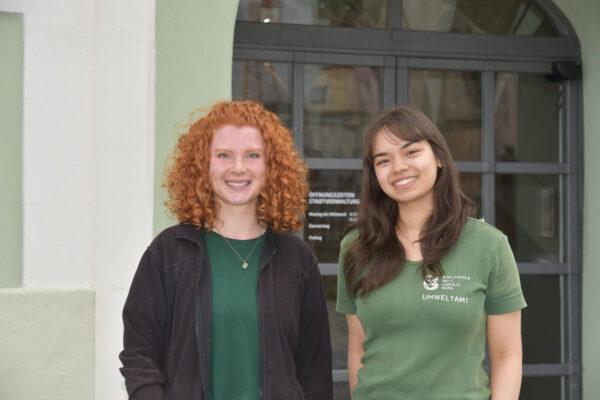 Grün ist das Motto: Lena Reinheckel (l.) und Lena Tettenborn absolvieren seit September ihr Freiwilliges Ökologisches Jahr im Burghauser Umweltamt. Im Rathaus werden sie sich dabei eher selten aufhalten, ihr Einsatzgebiet ist draußen im Stadtgebiet. Fotocredit: Stadt Burghausen/tg Grün ist das Motto: Lena Reinheckel (l.) und Lena Tettenborn absolvieren seit September ihr Freiwilliges Ökologisches Jahr im Burghauser Umweltamt. Im Rathaus werden sie sich dabei eher selten aufhalten, ihr Einsatzgebiet ist draußen im Stadtgebiet. Fotocredit: Stadt Burghausen/tg