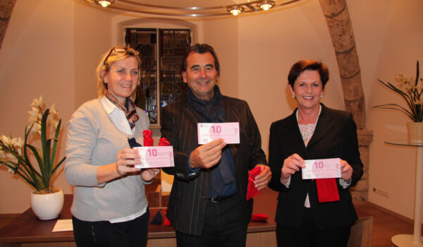 Erste Präsentation des Burghauser Zehners im Jahr 2015 – gemeinsam auf den Weg gebracht von Petra Forstpointner (1. Werbering-Vorsitzende), Irene Gessenharter (damalige Werbering-Geschäftsführerin) und dem damaligen 1. Bürgermeister Hans Steindl. Foto/ Werbering Burghausen