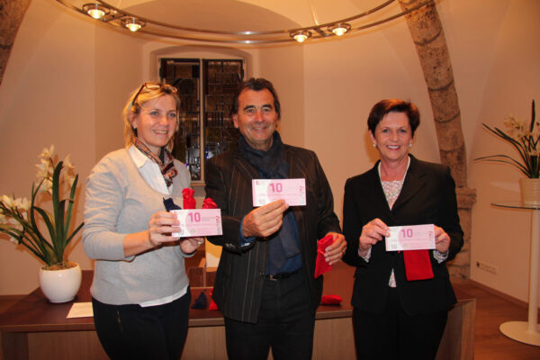 Erste Präsentation des Burghauser Zehners im Jahr 2015 – gemeinsam auf den Weg gebracht von Petra Forstpointner (1. Werbering-Vorsitzende), Irene Gessenharter (damalige Werbering-Geschäftsführerin) und dem damaligen 1. Bürgermeister Hans Steindl. Foto/ Werbering Burghausen Erste Präsentation des Burghauser Zehners im Jahr 2015 – gemeinsam auf den Weg gebracht von Petra Forstpointner (1. Werbering-Vorsitzende), Irene Gessenharter (damalige Werbering-Geschäftsführerin) und dem damaligen 1. Bürgermeister Hans Steindl. Foto/ Werbering Burghausen