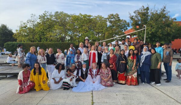 Burghausen hat viele Gesichter – beim Fest der Kulturen wird die kulturelle Vielfalt der Burghauser Stadtfamilie gefeiert. Fotocredit: Stadt Burghausen / Haus der Familie