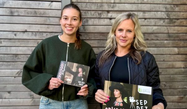Das neue Anker-Programm halten Julia Fickert - Kulturbüro - (re) und Yamina Yalniz - derzeit Praktikantin im Kulturbüro - (li) bereits in den Händen © Kulturbüro