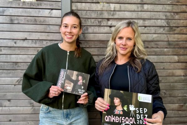 Das neue Anker-Programm halten Julia Fickert - Kulturbüro - (re) und Yamina Yalniz - derzeit Praktikantin im Kulturbüro - (li) bereits in den Händen © Kulturbüro