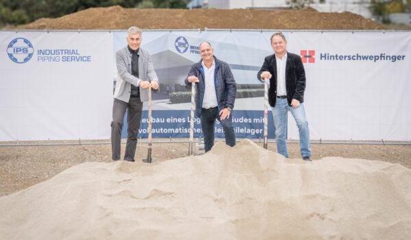 Sie setzen den symbolischen ersten Spatenstich für das innovative Logistik- und Produktionsgebäude von IPS – Industrial Piping Service (von links): Generalplaner und Generalunternehmer Josef Hinterschwepfinger, IPS-Geschäftsführer Hans-Jörg Behensky und Bürgermeister Florian Schneider. Foto: Hinterschwepfinger