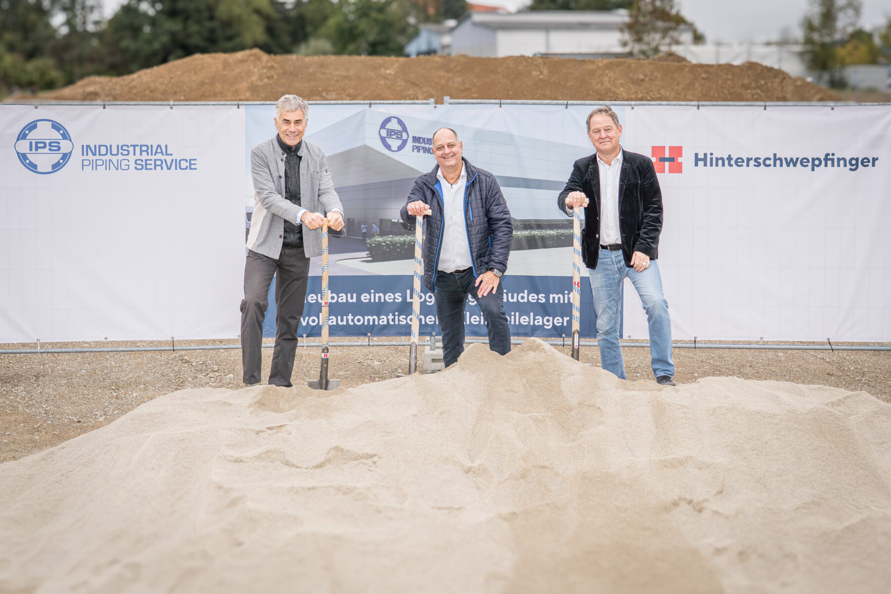 Sie setzen den symbolischen ersten Spatenstich für das innovative Logistik- und Produktionsgebäude von IPS – Industrial Piping Service (von links): Generalplaner und Generalunternehmer Josef Hinterschwepfinger, IPS-Geschäftsführer Hans-Jörg Behensky und Bürgermeister Florian Schneider. Foto: Hinterschwepfinger