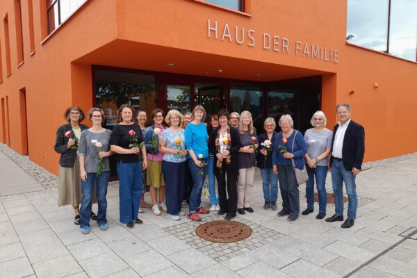 Die ehrenamtlich engagierten des Mütterkurses mit Christine Auberger (Leiterin Haus der Familie) sowie Dorle Graf (Familienreferentin) und Erstem Bürgermeister Florian Schneider. Fotocredit: Stadt Burghausen Die ehrenamtlich engagierten des Mütterkurses mit Christine Auberger (Leiterin Haus der Familie) sowie Dorle Graf (Familienreferentin) und Erstem Bürgermeister Florian Schneider. Fotocredit: Stadt Burghausen