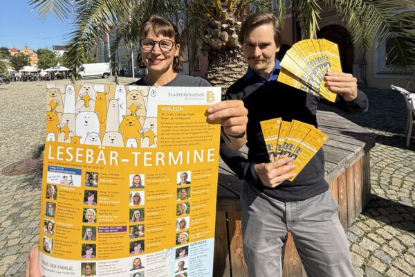 Die Leiterin der Stadtbibliothek Christin Moll und Mitarbeiter Patrick Brenner zeigen das neue Programm „Lesebär aktuell“ 2025 / 2026. Fotocredit: Stadt Burghausen Die Leiterin der Stadtbibliothek Christin Moll und Mitarbeiter Patrick Brenner zeigen das neue Programm „Lesebär aktuell“ 2025 / 2026. Fotocredit: Stadt Burghausen