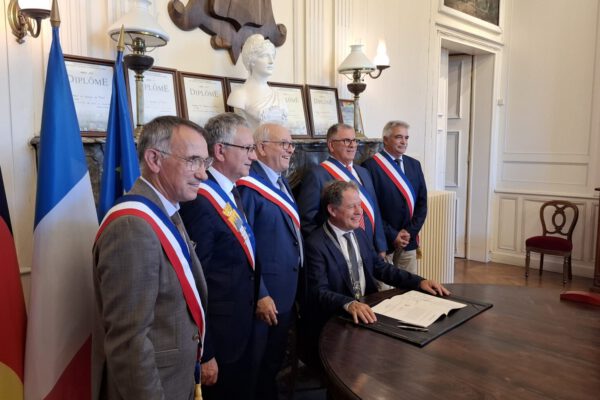 Beim Festakt zur 50-jährigen Städtepartnerschaft im Juni in Fumel durfte Burghausens Erster Bürgermeister Florian Schneider in der Mitte seiner französischen Kollegen platznehmen: Als Höhepunkt wurde der Partnerschaftsvertrag durch alle 6 Bürgermeister (für Frankreich: Jean-Louis Costes, Éric Grasset, Jean-Jacques Brouillet. Jean-Francois Segala und Daniel Borie, für Burghausen: Florian Schneider) erneut unterzeichnet. Fotocredit: Stadt Burghausen/privat