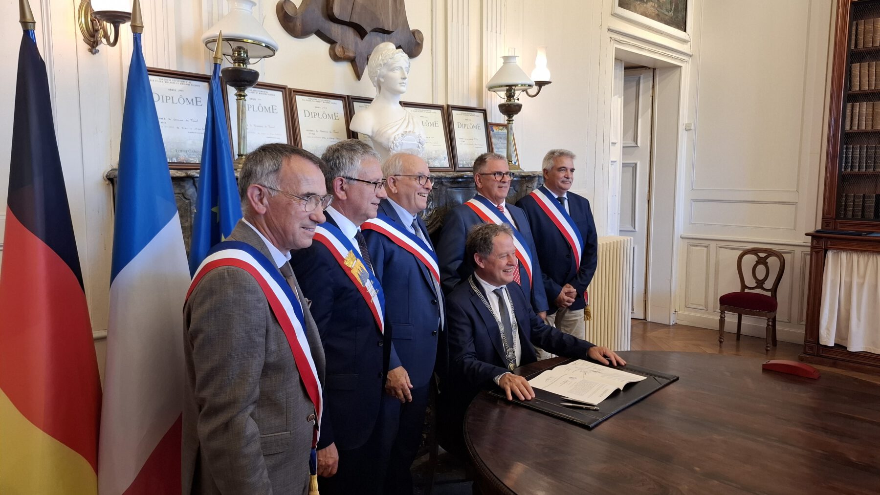 Beim Festakt zur 50-jährigen Städtepartnerschaft im Juni in Fumel durfte Burghausens Erster Bürgermeister Florian Schneider in der Mitte seiner französischen Kollegen platznehmen: Als Höhepunkt wurde der Partnerschaftsvertrag durch alle 6 Bürgermeister (für Frankreich: Jean-Louis Costes, Éric Grasset, Jean-Jacques Brouillet. Jean-Francois Segala und Daniel Borie, für Burghausen: Florian Schneider) erneut unterzeichnet. Fotocredit: Stadt Burghausen/privat