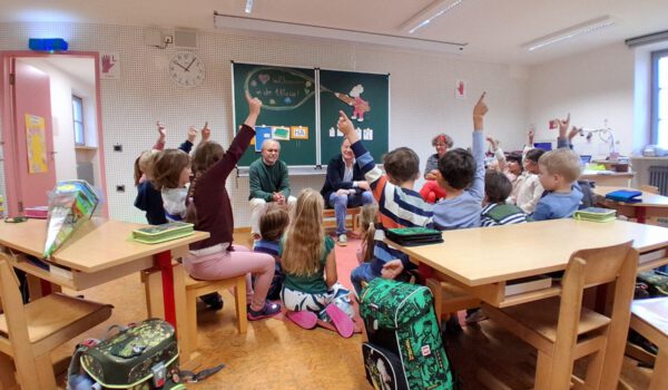Schulreferent Norbert Englisch (l.) und Erster Bürgermeister Florian Schneider machten zum Schulanfang eine Rundtour durch alle Burghauser Grundschulen, so auch bei der Stethaimer Schule, die aktuell wegen Sanierung auf der Burg untergebracht ist. Fotocredit: Stadt Burghausen / Gauer