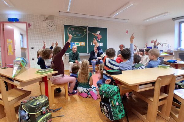 Schulreferent Norbert Englisch (l.) und Erster Bürgermeister Florian Schneider machten zum Schulanfang eine Rundtour durch alle Burghauser Grundschulen, so auch bei der Stethaimer Schule, die aktuell wegen Sanierung auf der Burg untergebracht ist. Fotocredit: Stadt Burghausen / Gauer
