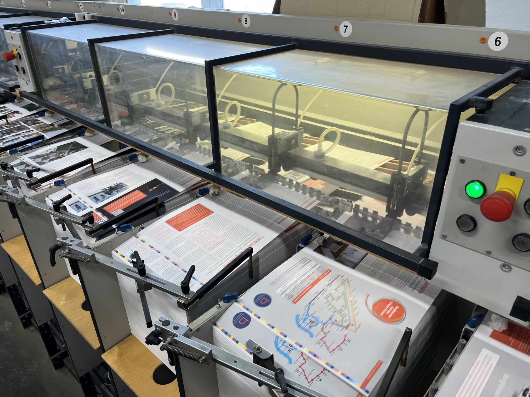 In einem der letzten Arbeitsschritte in der Druckerei werden die Bogen des Stadtmagazins zusammengetragen. Das bedeutet, sie werden in einer bestimmten Reihenfolge übereinander gelegt