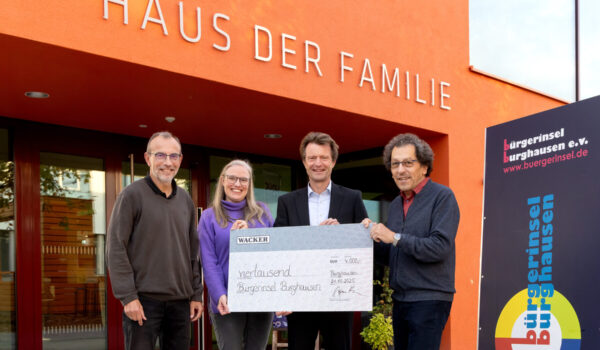 Foto (Wacker Chemie AG): Stv. WACKER-Werkleiter Stefan Henn (2.v.r.) überreicht den symbolischen Spendenscheck an Michael Schneiderhan vom Organisationsteam (1.v.l.) sowie Elli Huster (2.v.l.) und Josef Schweighofer (1.v.r.) von der Bürgerinsel Burghausen.