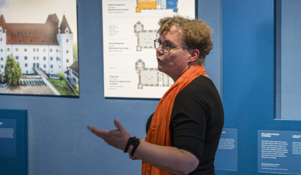 Dr. Tanja Kohwagner-Nikolai in der Ausstellung in Burghausen