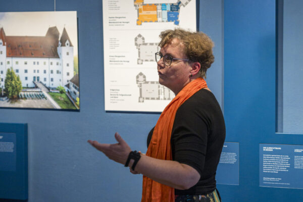 Dr. Tanja Kohwagner-Nikolai in der Ausstellung in Burghausen