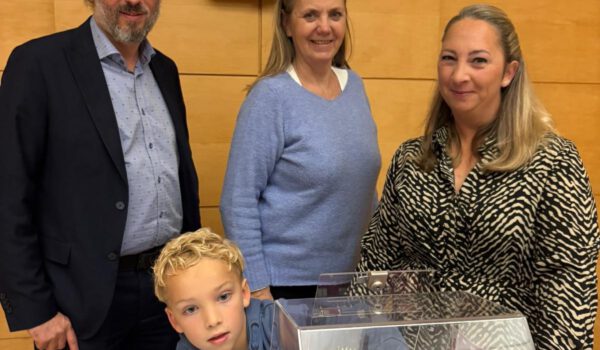 Werbering Burghausen – Die fünf Gewinner der Golden Card 2o26 hat Korbinian Mayer am Mittwochabend unter Aufsicht der Werbering Vorsitzenden Petra Forstpointner sowie Geschäftsführerin Simone Mayer und RA Roman Bauer gezogen.