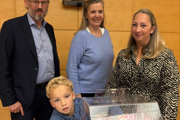 GoldenCard_Ziehung_2025 Werbering Burghausen – Die fünf Gewinner der Golden Card 2o26 hat Korbinian Mayer am Mittwochabend unter Aufsicht der Werbering Vorsitzenden Petra Forstpointner sowie Geschäftsführerin Simone Mayer und RA Roman Bauer gezogen.