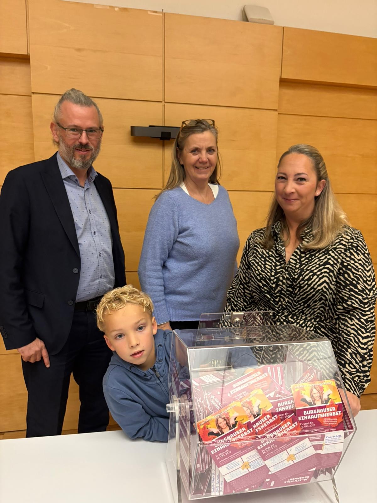 Werbering Burghausen – Die fünf Gewinner der Golden Card 2o26 hat Korbinian Mayer am Mittwochabend unter Aufsicht der Werbering Vorsitzenden Petra Forstpointner sowie Geschäftsführerin Simone Mayer und RA Roman Bauer gezogen.