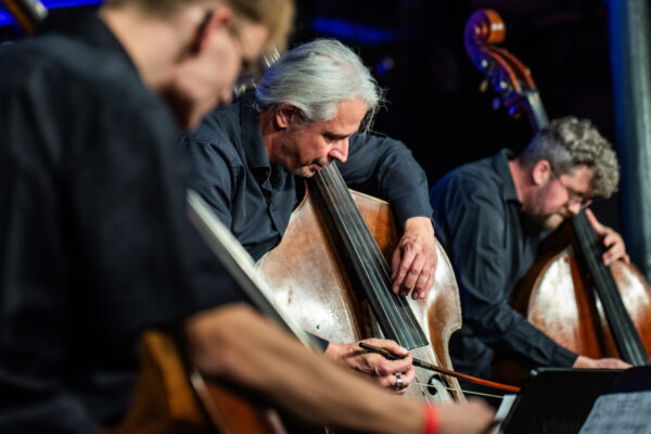 Claus Freudenstein beim Konzert. Er hat die Basstage begründet und nach Burghausen überführt. Fotocredit: Tom Bauer