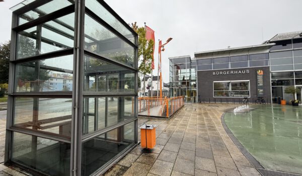 Der Aufzug am Bürgerplatz als einer der wichtigen barrierefreien Zugänge zur kostenlosen Tiefgarage muss dringend saniert werden. Fotocredit: Stadt Burghausen
