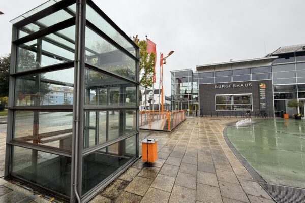 Der Aufzug am Bürgerplatz als einer der wichtigen barrierefreien Zugänge zur kostenlosen Tiefgarage muss dringend saniert werden. Fotocredit: Stadt Burghausen Der Aufzug am Bürgerplatz als einer der wichtigen barrierefreien Zugänge zur kostenlosen Tiefgarage muss dringend saniert werden. Fotocredit: Stadt Burghausen