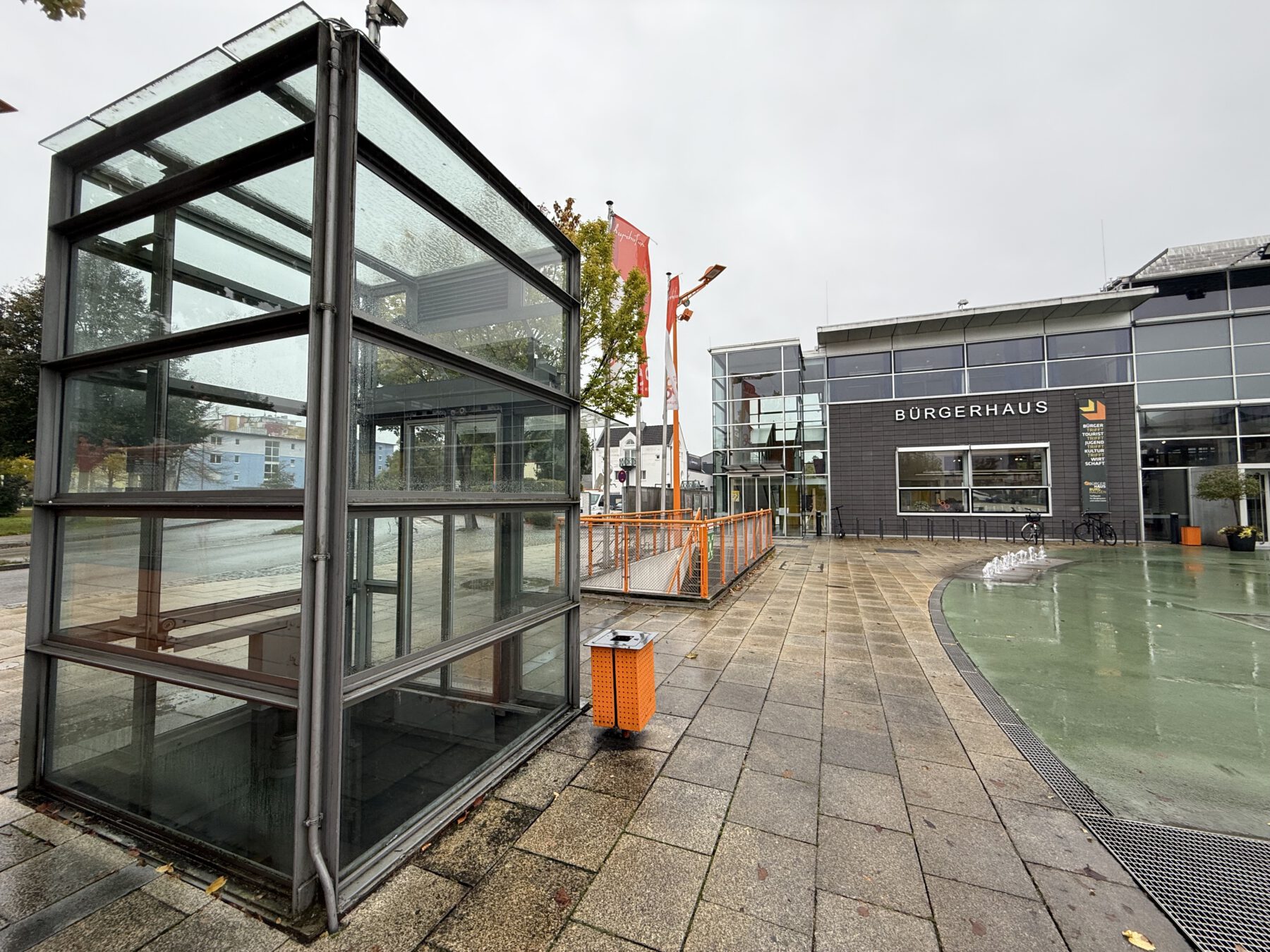 Der Aufzug am Bürgerplatz als einer der wichtigen barrierefreien Zugänge zur kostenlosen Tiefgarage muss dringend saniert werden. Fotocredit: Stadt Burghausen