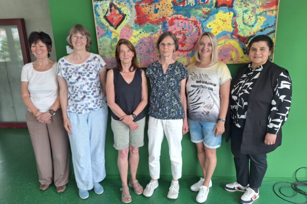 Die ehrenamtlichen Deutschlehrkräfte Barbara Reineke und Ute Paetsch vom Mütterkurs des Asylhelferkreises (von links), Simone Zemke und (ganz rechts) Amal Moussa vom Alphabetisierungskurs und die Deutschlehrkräfte der Stadt Burghausen Karola Wenski und Natalia Laib. Nicht im Bild Bettina Weiß-Schubert. Fotocredit: Stadt Burghausen / Haus der Familie