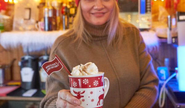 Zahlreiche Burghauser Gastronomen laden zur zauberhaften Wintergenuss ein, wie z.B. das Café Plan B täglich mit Winterbiergarten und jeden Freitag zur Eis-Disco. Fotocredit: Werbering Burghausen
