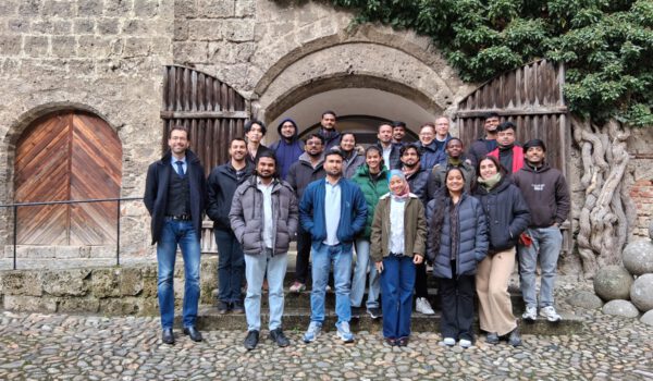 An Burghauser Geschichte interessiert: Studierende des Campus Burghausen nahmen an der ersten englischsprachigen Stadtmuseum-Führung teil, die Museumsleiter Patrick Charell (l.) durchführte. Mit dabei waren auch Sprachlehrgang-Koordinatorin Kerstin Han und Studiendekan Prof. Johannes Völkl hintere Reihe 3.u.2. v.l.). Fotocredit: Stadt Burghausen / tg
