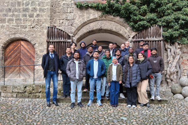 An Burghauser Geschichte interessiert: Studierende des Campus Burghausen nahmen an der ersten englischsprachigen Stadtmuseum-Führung teil, die Museumsleiter Patrick Charell (l.) durchführte. Mit dabei waren auch Sprachlehrgang-Koordinatorin Kerstin Han und Studiendekan Prof. Johannes Völkl hintere Reihe 3.u.2. v.l.). Fotocredit: Stadt Burghausen / tg