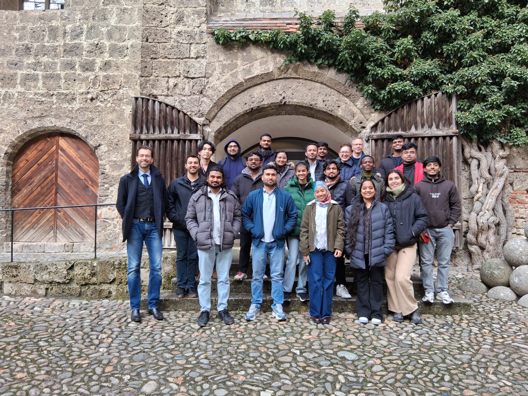 An Burghauser Geschichte interessiert: Studierende des Campus Burghausen nahmen an der ersten englischsprachigen Stadtmuseum-Führung teil, die Museumsleiter Patrick Charell (l.) durchführte. Mit dabei waren auch Sprachlehrgang-Koordinatorin Kerstin Han und Studiendekan Prof. Johannes Völkl hintere Reihe 3.u.2. v.l.). Fotocredit: Stadt Burghausen / tg