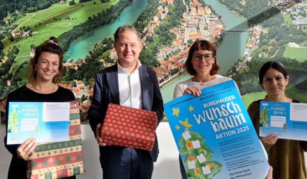 Noch steht der Baum nicht, aber die Wunschzettel sind bereits verteilt. Auf viel Beteiligung bei der Aktion freuen sich (v.l.) Magdalena Weber, Leiterin Bürgerhaus, Erster Bürgermeister Florian Schneider, Christin Moll, Leiterin Stadtbibliothek sowie Katrin Scheitz, Mitarbeiterin Bürgerhaus. Fotocredit: Stadt Burghausen / tg