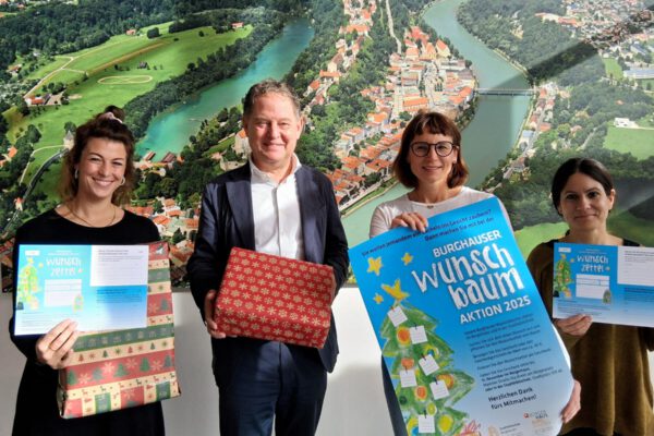 Noch steht der Baum nicht, aber die Wunschzettel sind bereits verteilt. Auf viel Beteiligung bei der Aktion freuen sich (v.l.) Magdalena Weber, Leiterin Bürgerhaus, Erster Bürgermeister Florian Schneider, Christin Moll, Leiterin Stadtbibliothek sowie Katrin Scheitz, Mitarbeiterin Bürgerhaus. Fotocredit: Stadt Burghausen / tg
