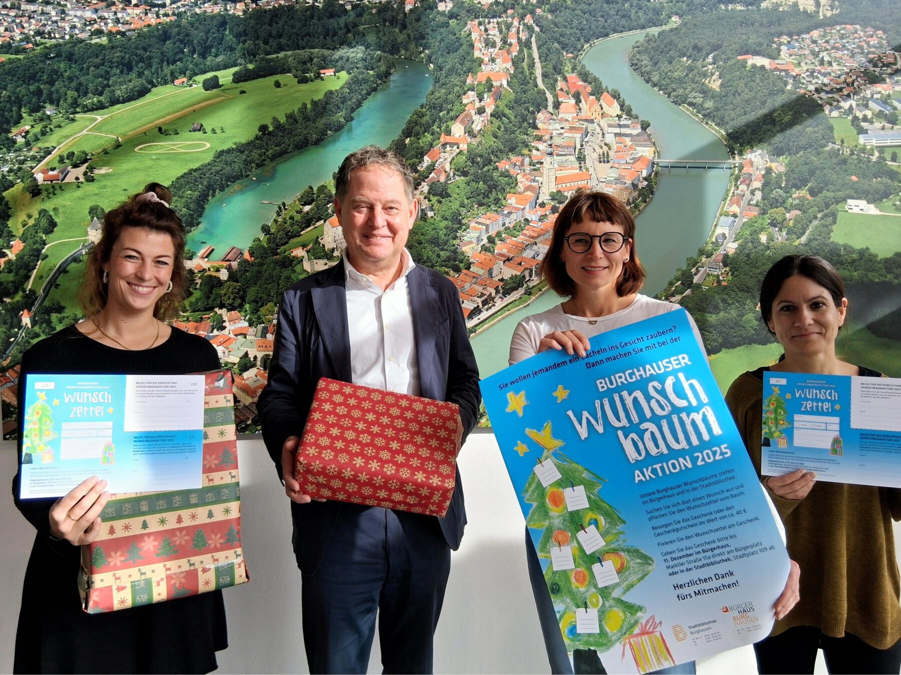 Noch steht der Baum nicht, aber die Wunschzettel sind bereits verteilt. Auf viel Beteiligung bei der Aktion freuen sich (v.l.) Magdalena Weber, Leiterin Bürgerhaus, Erster Bürgermeister Florian Schneider, Christin Moll, Leiterin Stadtbibliothek sowie Katrin Scheitz, Mitarbeiterin Bürgerhaus. Fotocredit: Stadt Burghausen / tg