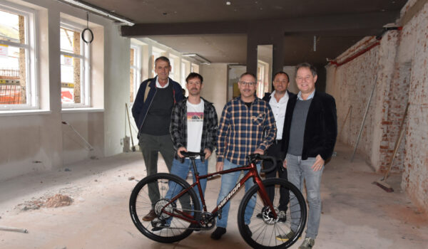 Altstadtkümmerer Tobias Hanig zusammen mit Sebastian Nitsch und Christian Baumgartner von der Radlmetzgerei sowie Stadtbaumeister Manfred Winkler und Erster Bürgermeister Florian Schneider in den neuen Ladenflächen im Erdgeschoss der Stethaimer Schule. Der Umzug der Radlmetzgerei wurde von Tobias Hanig vermittelt. Fotocredit: Stadt Burghausen tg