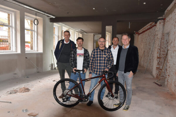 Altstadtkümmerer Tobias Hanig zusammen mit Sebastian Nitsch und Christian Baumgartner von der Radlmetzgerei sowie Stadtbaumeister Manfred Winkler und Erster Bürgermeister Florian Schneider in den neuen Ladenflächen im Erdgeschoss der Stethaimer Schule. Der Umzug der Radlmetzgerei wurde von Tobias Hanig vermittelt. Fotocredit: Stadt Burghausen tg