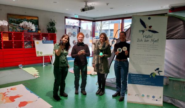 Freuen sich auf weitere Besucher (v.l.): Die beiden FÖJlerinnen Lena Tettenborn, Lena Reinheckel, Projektkoordinatorin Ines Huber vom Umweltamt sowie Christine Auberger, Leitung Haus der Familie. Fotocredit: Stadt Burghausen / ih Freuen sich auf weitere Besucher (v.l.): Die beiden FÖJlerinnen Lena Tettenborn, Lena Reinheckel, Projektkoordinatorin Ines Huber vom Umweltamt sowie Christine Auberger, Leitung Haus der Familie. Fotocredit: Stadt Burghausen / ih