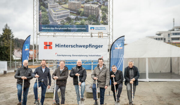 Sie setzten den symbolischen ersten Spatenstich für das Salzachzentrum in Burghausen (v.l.): Leiter Immobilienmanagement VR-Bank Christian Ecker, externer Bauherrenberater Werner Zimmerhofer Bürgermeister Florian Schneider, VR-Vorstandsvorsitzender Wolfgang Altmüller, VR-Direktor Michael Mitterer, Landrat Erwin Schneider sowie Generalplaner und -unternehmer Josef Hinterschwepfinger. Foto: Stefan Hensel/Hinterschwepfinger