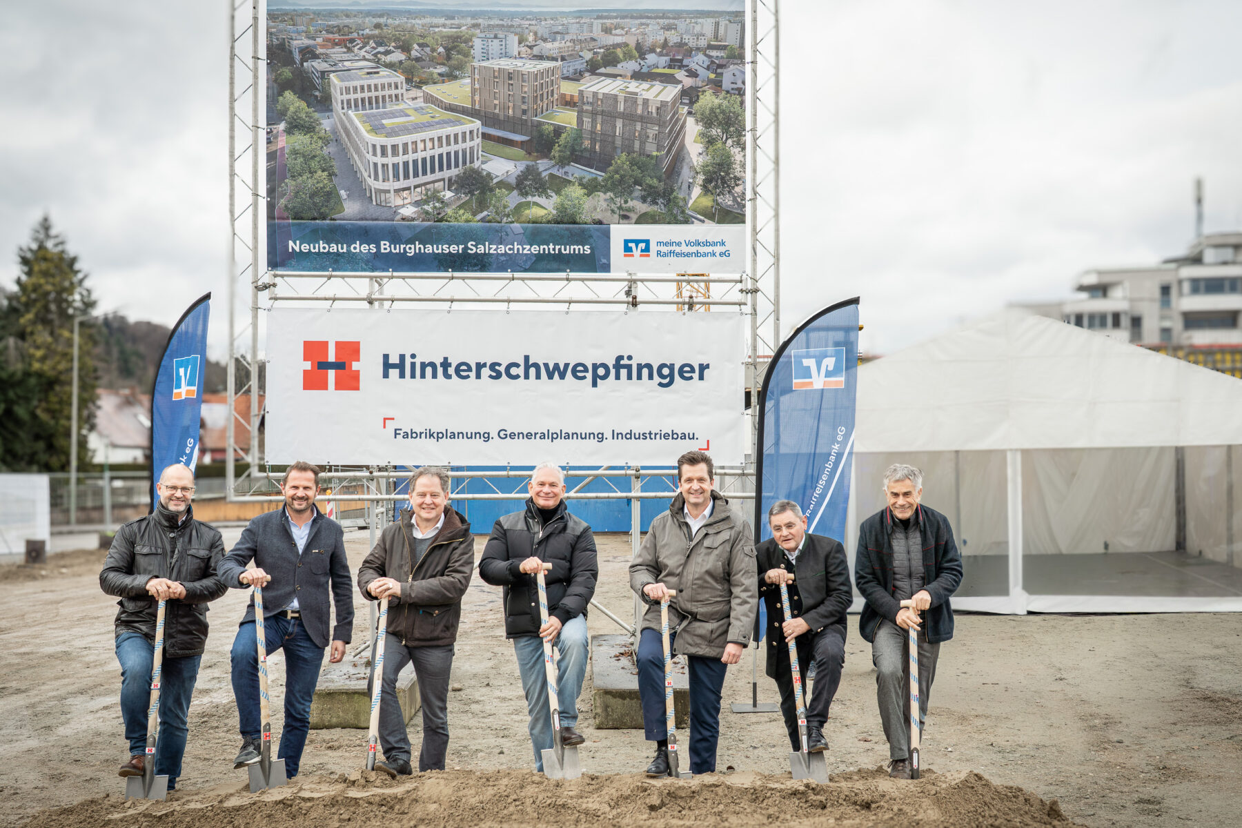 Sie setzten den symbolischen ersten Spatenstich für das Salzachzentrum in Burghausen (v.l.): Leiter Immobilienmanagement VR-Bank Christian Ecker, externer Bauherrenberater Werner Zimmerhofer Bürgermeister Florian Schneider, VR-Vorstandsvorsitzender Wolfgang Altmüller, VR-Direktor Michael Mitterer, Landrat Erwin Schneider sowie Generalplaner und -unternehmer Josef Hinterschwepfinger. Foto: Stefan Hensel/Hinterschwepfinger