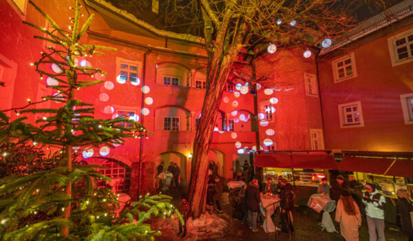 Beim „Advent in den Grüben“ ist der Innenhof des Mauntnerschlosses stimmungsvoll in Szene gesetzt. Fotocredit: Burghauser Touristik