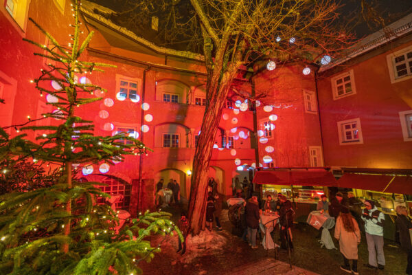 Beim „Advent in den Grüben“ ist der Innenhof des Mauntnerschlosses stimmungsvoll in Szene gesetzt. Fotocredit: Burghauser Touristik