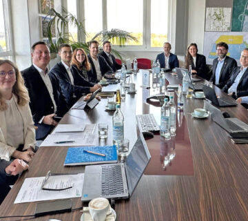 Forschungsergebnisse und Transfer in die Praxis im Fokus des vierten Industry Round Table: (v. li.) Dr. Christian Hackl (Geschäftsführer Reallabor Burghausen – ChemDelta Bavaria gGmbH, Gesamtprojektleiter), Nancy Hoffmann (Assistenz Reallabor Burghausen), Prof. Dr. Thomas Brück, Maximilian Kerschbaum, Alina Kerschbaum (jeweils von der TUM), Dr. Stephan Herrmann (Reverion). Raphael Gratzl (Rohrdorfer), Dr. Thomas Rieger (OMV), Sarah Grimm (Reverion), Dr. Roger Sacher (Kraftanlagen), Prof. Dr. Johannes Völkl (THRO), Dr. Sebastian Fendt (TUM), Stefan Schallinger (Westlake Vinnolit). (Foto: H2-Reallabor Burghausen)