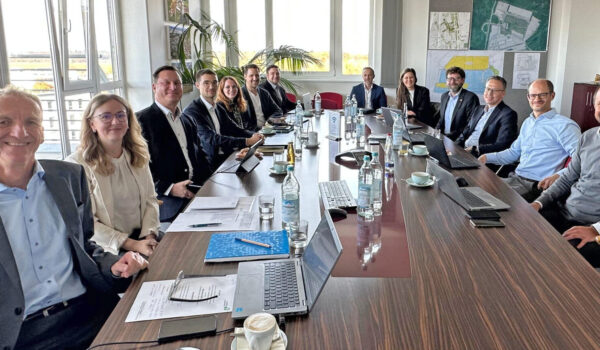 Forschungsergebnisse und Transfer in die Praxis im Fokus des vierten Industry Round Table: (v. li.) Dr. Christian Hackl (Geschäftsführer Reallabor Burghausen – ChemDelta Bavaria gGmbH, Gesamtprojektleiter), Nancy Hoffmann (Assistenz Reallabor Burghausen), Prof. Dr. Thomas Brück, Maximilian Kerschbaum, Alina Kerschbaum (jeweils von der TUM), Dr. Stephan Herrmann (Reverion). Raphael Gratzl (Rohrdorfer), Dr. Thomas Rieger (OMV), Sarah Grimm (Reverion), Dr. Roger Sacher (Kraftanlagen), Prof. Dr. Johannes Völkl (THRO), Dr. Sebastian Fendt (TUM), Stefan Schallinger (Westlake Vinnolit). (Foto: H2-Reallabor Burghausen)