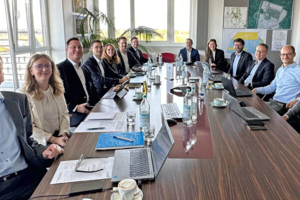 Forschungsergebnisse und Transfer in die Praxis im Fokus des vierten Industry Round Table: (v. li.) Dr. Christian Hackl (Geschäftsführer Reallabor Burghausen – ChemDelta Bavaria gGmbH, Gesamtprojektleiter), Nancy Hoffmann (Assistenz Reallabor Burghausen), Prof. Dr. Thomas Brück, Maximilian Kerschbaum, Alina Kerschbaum (jeweils von der TUM), Dr. Stephan Herrmann (Reverion). Raphael Gratzl (Rohrdorfer), Dr. Thomas Rieger (OMV), Sarah Grimm (Reverion), Dr. Roger Sacher (Kraftanlagen), Prof. Dr. Johannes Völkl (THRO), Dr. Sebastian Fendt (TUM), Stefan Schallinger (Westlake Vinnolit). (Foto: H2-Reallabor Burghausen)