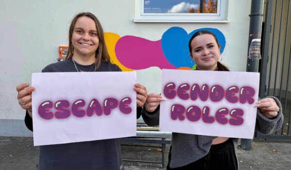 Johanna Hacker (links) studiert Soziale Arbeit und jobbt nebenbei im Burghauser JUZ. Sie und FOS-Praktikantin Anna Miller werden die Mädels-Nachmittage auch begleiten. Fotocredit: Stadt Burghausen köx Johanna Hacker (links) studiert Soziale Arbeit und jobbt nebenbei im Burghauser JUZ. Sie und FOS-Praktikantin Anna Miller werden die Mädels-Nachmittage auch begleiten. Fotocredit: Stadt Burghausen köx