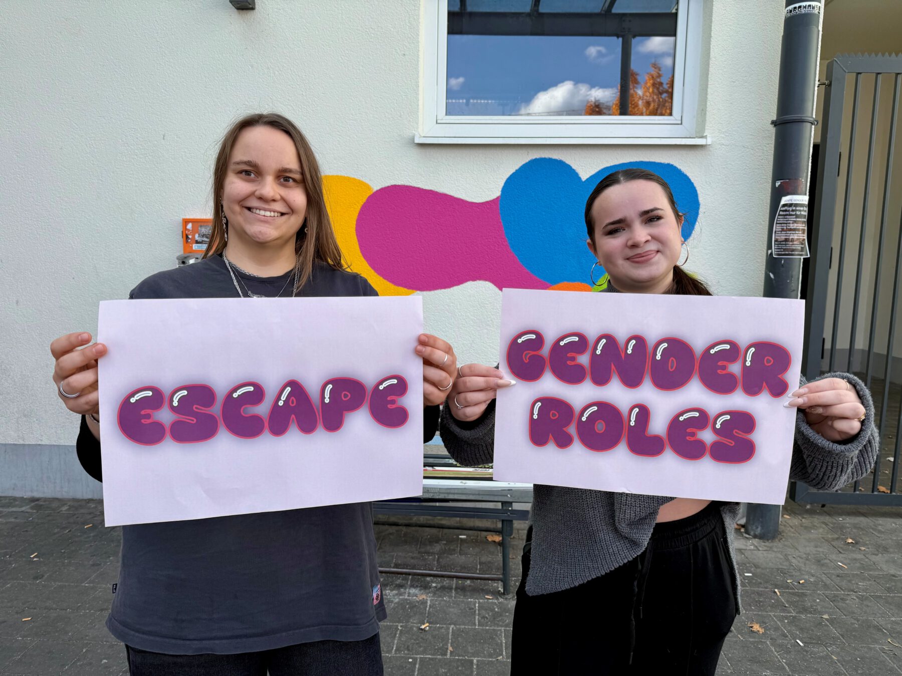 Johanna Hacker (links) studiert Soziale Arbeit und jobbt nebenbei im Burghauser JUZ. Sie und FOS-Praktikantin Anna Miller werden die Mädels-Nachmittage auch begleiten. Fotocredit: Stadt Burghausen köx