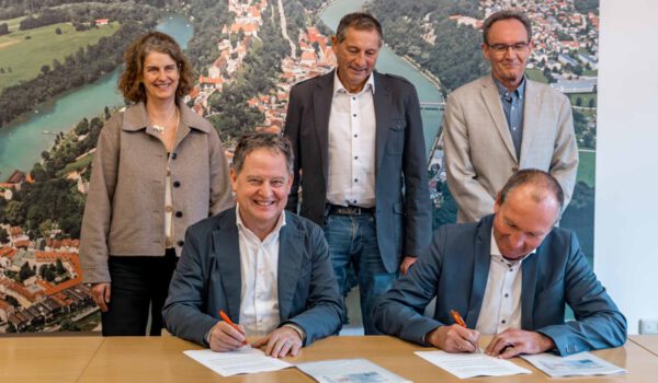 Erster Bürgermeister Florian Schneider und Amtskollege von Kirchweihdach Robert Moser unterzeichnen die Verträge zur Lieferung der Naturwärme nach Burghausen. Dahinter stehend Tanja Erb als Geschäftsführerin der EBG, Josef Steiner als Geschäftsführer der Naturwärme GmbH und Michael Bock als Leiter der Stadtwerke Burghausen. Fotocredit: Manuela Fuchs