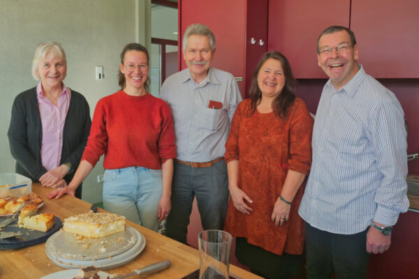 Freundliche Gesichter erwarten Gäste beim Internationalen Tee-Café. Darunter Familienreferentin Dors Graf, Christine Auberger vom Haus der Familie und das Organisationsteam mit Günther Reithmeier, Hilde Hänisch und Erwin Mayer. © Stadt Burghausen